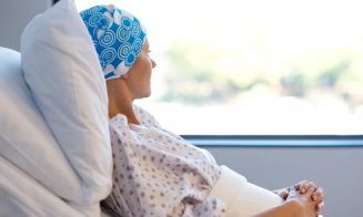 O femeie care a învins cancerul de colon de trei ori, dezvăluie simptomul pe care l-a avut încă de la 14 ani