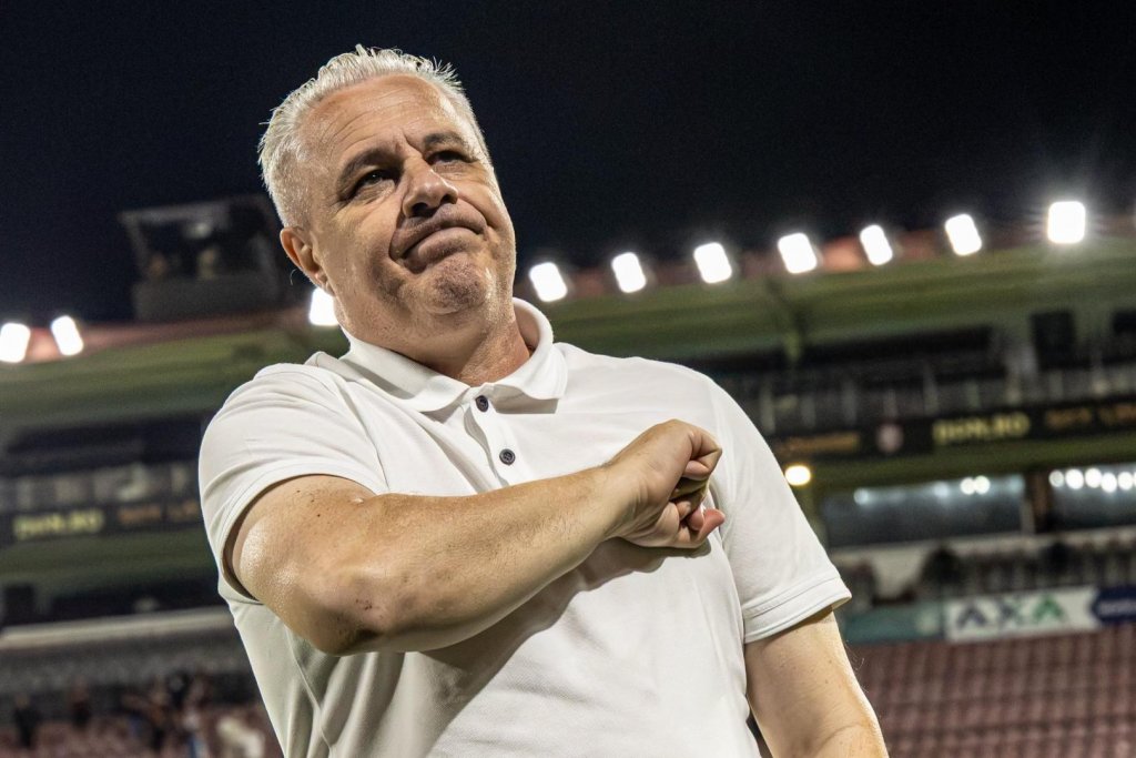 Antrenorul CFR-ului, fascinat de aura clubului din Gruia: "Mie mi se face pielea găină când trec pe lângă trofee"