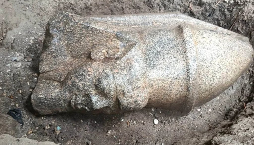 Descoperire uluitoare în Egipt. Două statui colosale, vechi de peste 3.000 de ani, ascund un mister care îi uimește pe arheologi