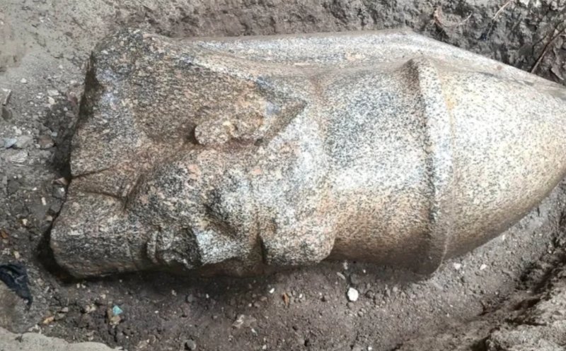 Descoperire uluitoare în Egipt. Două statui colosale, vechi de peste 3.000 de ani, ascund un mister care îi uimește pe arheologi