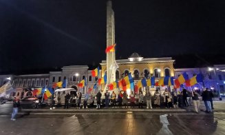 Manifest pro-Georgescu în centrul Clujului. Aproximativ 20 de persoane flutură steaguri tricolore la Monumentul Memorandiștilor