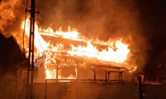 Incendiu devastator în toiul nopții, la Cluj: acoperișul unei case, cuprins de flăcări. Intervenția pompierilor a durat două ore