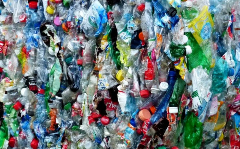 Compania aflată pe primul loc la poluarea cu plastic renunță la obiectivul privind sticlele reutilizabile. Ce promitea compania până în 2030