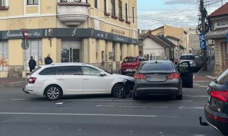 Accident între două mașini pe Calea Dorobanților din Cluj. Șoferii spun că în intersecția respectivă se produc frecvent accidente