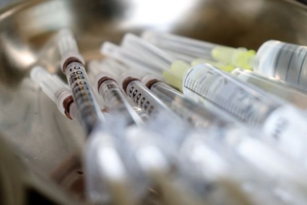 Ce vaccinuri antigripale sunt autorizate în România. Peste 350.000 de doze noi vor ajunge în farmacii în această săptămână
