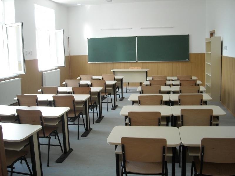 Ce se întâmplă cu elevii școlii din Bistrița unde au avut loc scenele șocante. Decizia luată după atacul cu cuțitul