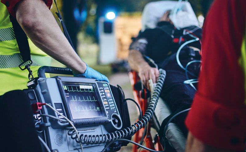 "Nu-l lăsați să moară!”. Un strigăt a declanșat o luptă contracronometru pe Aeroportul Cluj / Un bărbat a intrat în stop cardio-respirator, iar oamenii au sărit să-l salveze