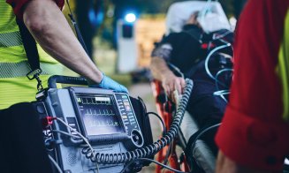 "Nu-l lăsați să moară!”. Un strigăt a declanșat o luptă contracronometru pe Aeroportul Cluj / Un bărbat a intrat în stop cardio-respirator, iar oamenii au sărit să-l salveze