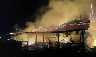 Incendiu devastator într-o localitate din Cluj: o casă a fost cuprinsă de flăcări. Femeie de 85 de ani, evaluată de SMURD