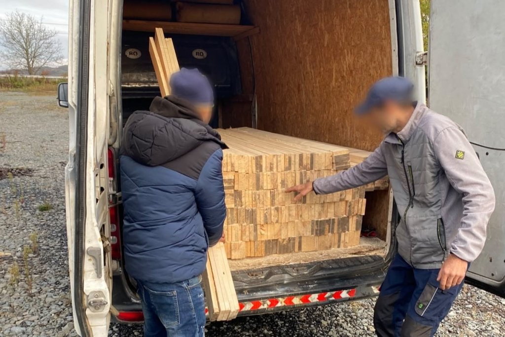 Amendă pentru un bărbat care transporta lemne. Încărcătură a fost confiscată de polițiștii clujeni