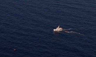 Nava lovită de drone în Marea Neagră, aproape de Constanța. Nouă marinari au fost salvaţi, trei sunt dispăruţi, iar unul este decedat