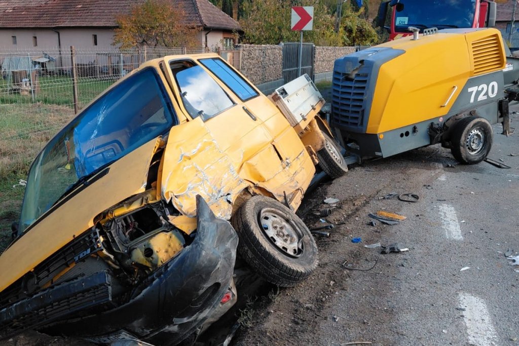 Trei oameni transportați la spital, după un accident între o mașină și o autoutilitară