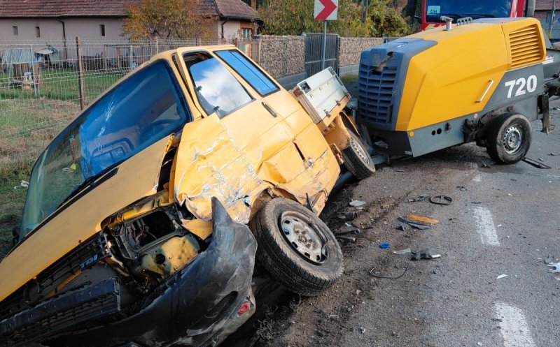 Trei oameni transportați la spital, după un accident între o mașină și o autoutilitară