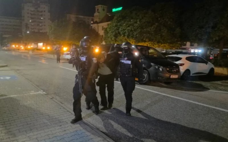Caz șocant. Un bărbat a intrat în sediul Poliției cu o replică de AK-47 și o grenadă, apoi le-a cerut agenților să-l împuște / Ce a urmat