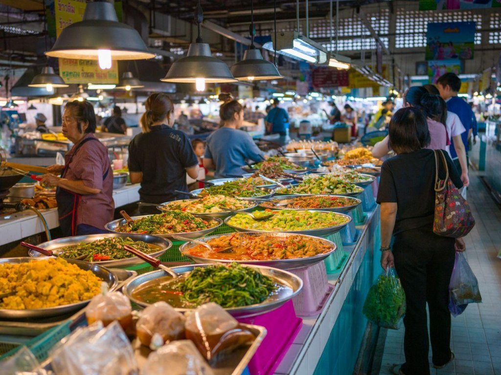 Street food thailandez: Cum mănânci ca un localnic în sejurul tău din Thailanda