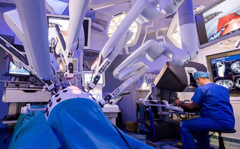 Un pensionar a plătit peste 72.000 de lei pentru o operație cu robotul Da Vinci, la o clinică privată din Cluj. Cum a obținut decontarea integrală după trei ani