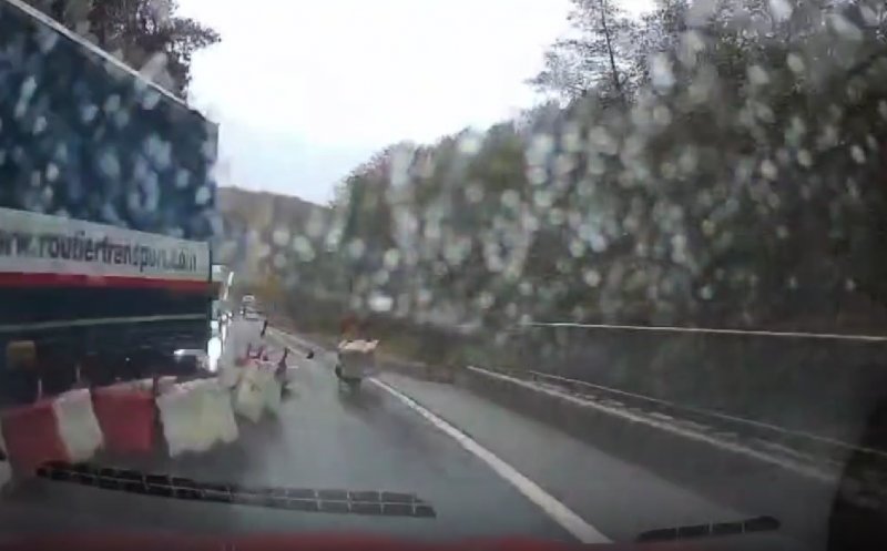 Un șofer de TIR din Cluj a lovit separatoarele de drum, proiectându-le într-un autoturism. În loc să oprească, și-a continuat drumul