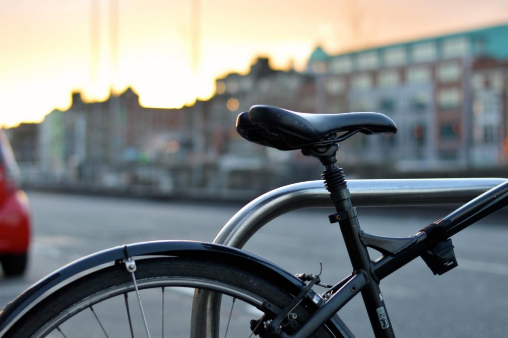 Recomandările polițiștilor clujeni pentru utilizatorii de biciclete și trotinete în condițiile meteo de toamnă