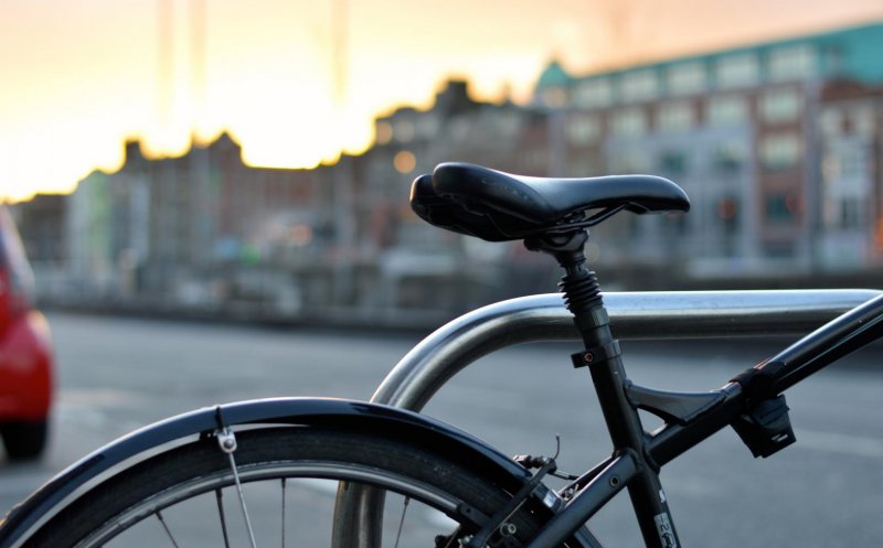 Recomandările polițiștilor clujeni pentru utilizatorii de biciclete și trotinete în condițiile meteo de toamnă